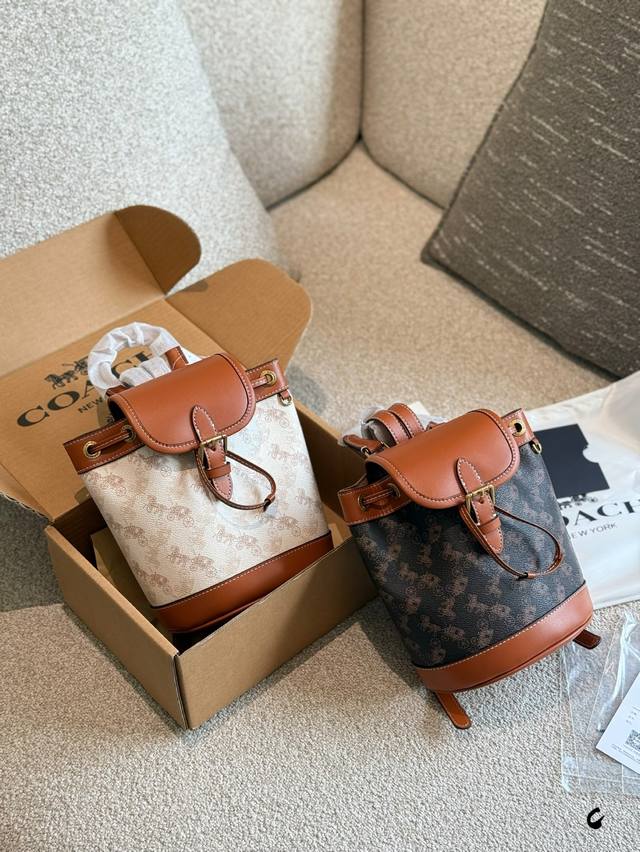 p210 coach Harper迷你双肩包 一眼心动的款式 搭配裙装和休闲装都是无敌好看的存在 迷你的款式大大的容量 #只背双肩包#精致小包#出街最爱的包包#