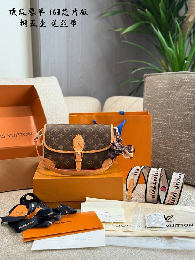顶级原单163芯片版P380 lv新款Diane老花法棍包走秀款单肩斜挎腋下包搭配花卉刺绣肩带 全钢五金 尺寸：24*15*9Cm 配2个肩带 都可以拆卸 图