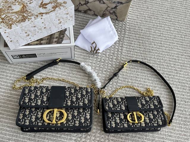 升级版（配盒）P210P200 size：24*20Cm 大 21*12Cm 小 五金升级为钢五金 深蓝色的牛皮搭配老花 是不是更高级啦！ d家 蒙田老花 全新