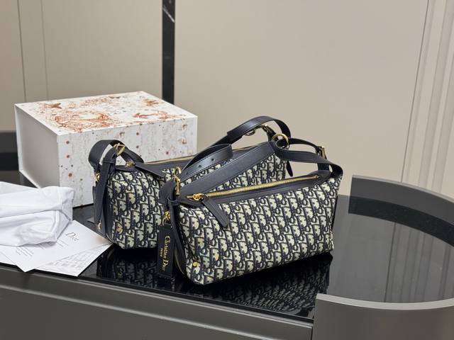 ￥270 ￥280 帆布牛皮 配盒 size：30Cm 37Cm 迪奥 新品抢先看Hobo 谁能顶得住 超绝松弛感Hob包型 新款D-Journey率性优雅