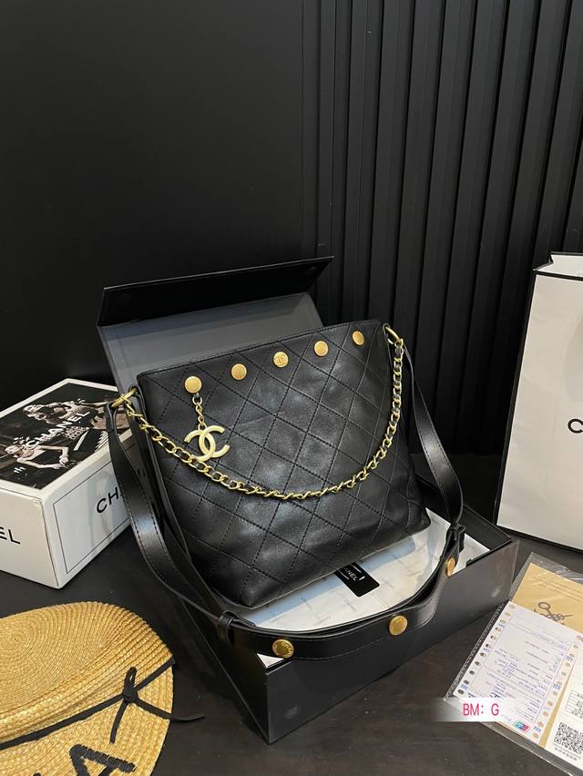 p310 Chanel 香奈儿水桶包 香奶奶最最经典的款，包型板正！ 超火爆时尚单品，时尚年轻低调～ 随便凹造型都是美美哒的街拍 尺寸23*25