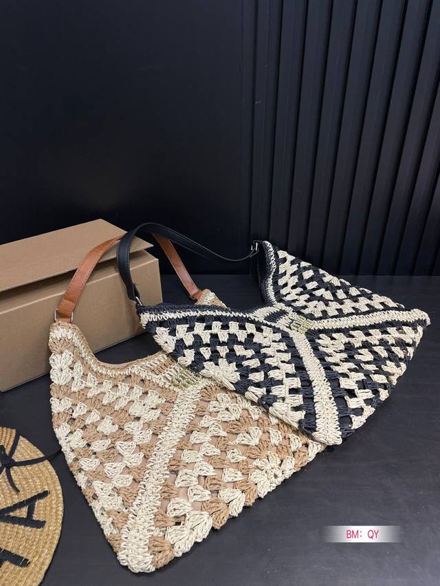 p130 配盒 miumiu新款草编托特包 简约时尚，容量惊人 大Logo搭配草编工艺～ 别有一番风味 ，巨轻盈 慵懒随性，自在随心 尺寸：35*33