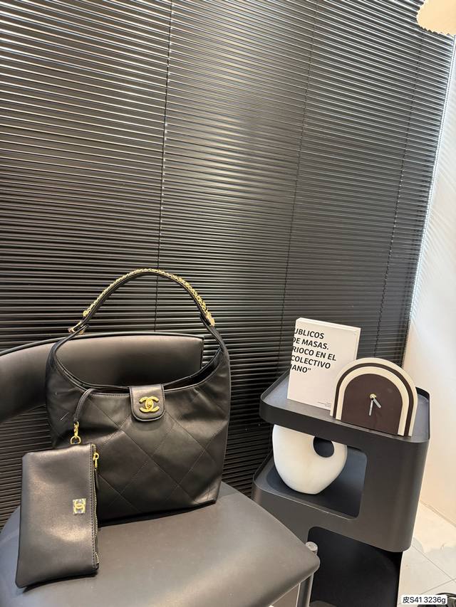 p320 香奈儿腋下包 纯皮香奈儿托特 高级感满满的Tote配金链条的经典设计，大小刚好.喜欢高级感简单的姐妹一定要留 尺寸：25 23 货号3236