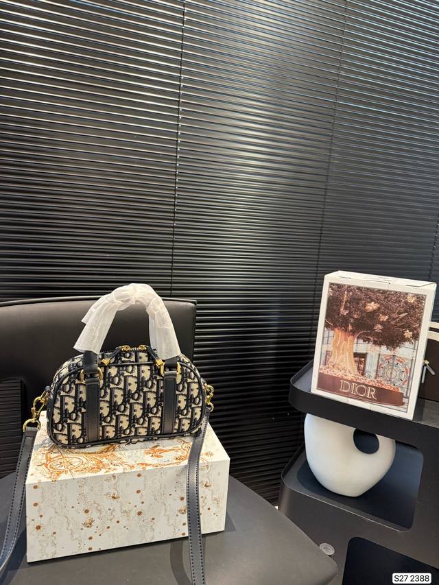 p230 配飞机盒折叠盒子 新的Dior迪奥贝壳枕头包~ 个人觉得 包型真的很耐看！ 又休闲 又优雅！ 现在它很火哦！ 皮肩带很精致哦！ 尺寸：20 11 货号