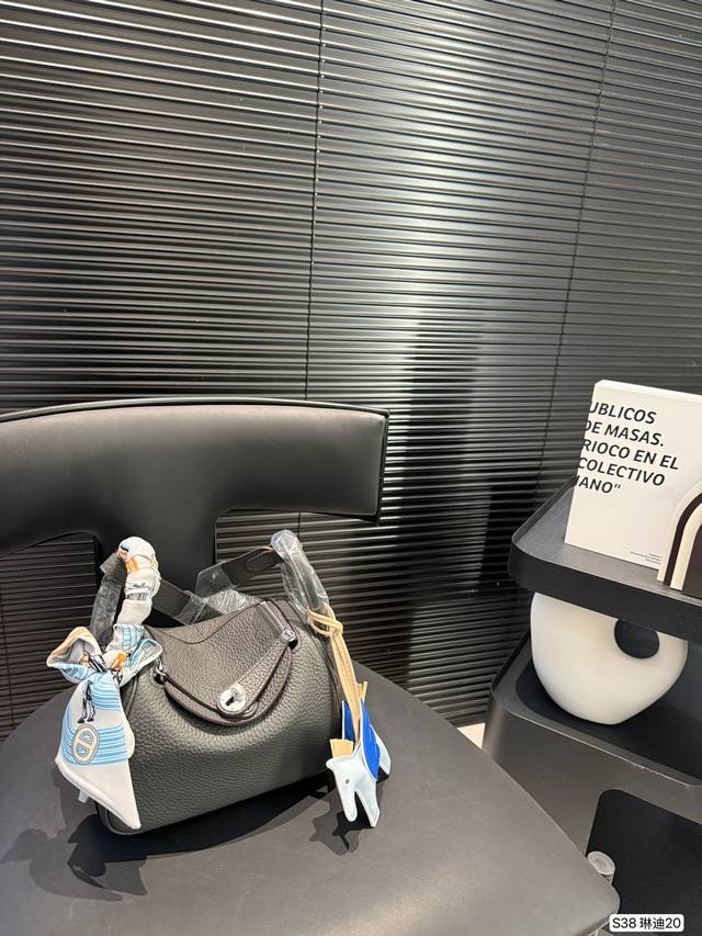 p300 Hermes 爱马仕 琳迪Lindy Nata 大可爱了！ 感觉更有气质 年轻 容量也很能装！出去玩大适合了 皮质更有颗粒感也更耐造 lindy 真是