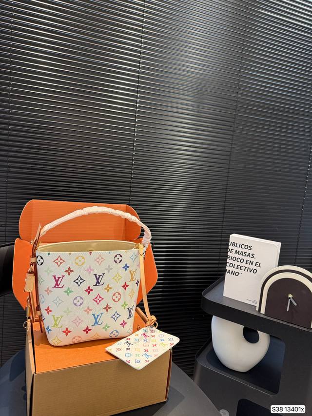 p300 配飞机盒折叠盒子Lv All In Bb水桶包 lv尤物人间白三彩真漂亮啊白三彩系列每一只都值得收藏,又可以搭配俏皮可爱下次想试试洒脱一点穿搭彩色老花 p300 配飞机盒折叠盒子Lv All In Bb水桶包 lv尤物人间白三彩真漂亮啊白三彩系列每一只都值得收藏,又可以搭配俏皮可爱下次想试试洒脱一点穿搭彩色老花