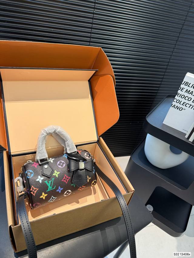 p260 配飞机盒折叠盒子 lv枕头包 又甜又酷 一整个爱住 百搭时尚 颜值超高 是每个潮酷女孩必入单品 尺寸:17 10 货号13406