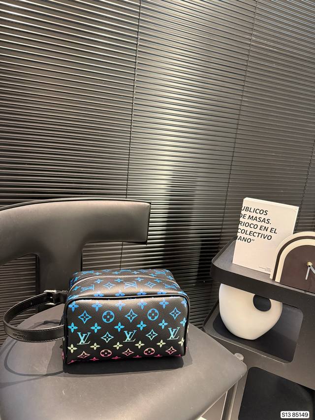 p140 Lv 洗漱包 这世界上只有奢侈品才最懂女人！每年都会出各种化妆包造福精致Girls，这款化妆包颜值高到可以直接拎出街！尺寸：23 14 货号85149