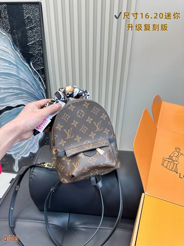 p190全套礼盒 lv/路易威登Palm Springs 老花背包 容量不错 很适合凹造型的一款包 男女通用肩带可调节 包前有个小口袋 方便使用 肩带加厚减轻了