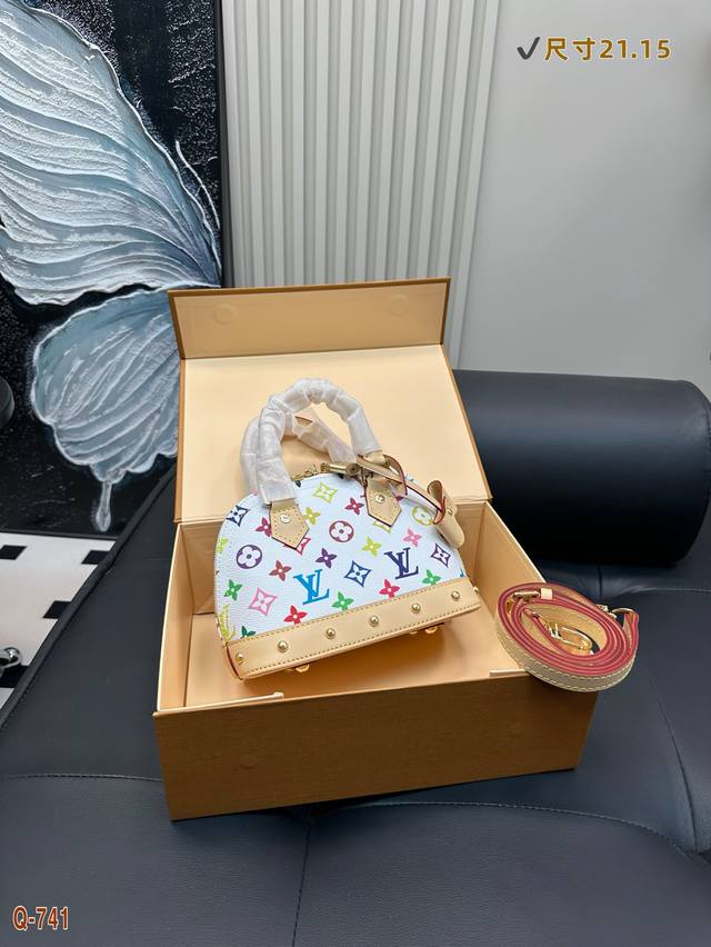 p190 配折叠盒 size: 21.15Cm lv Aima村上隆白彩贝壳包内敛！深沉！有味道！ 这款百搭的经典手袋依然很受现代的青睐！