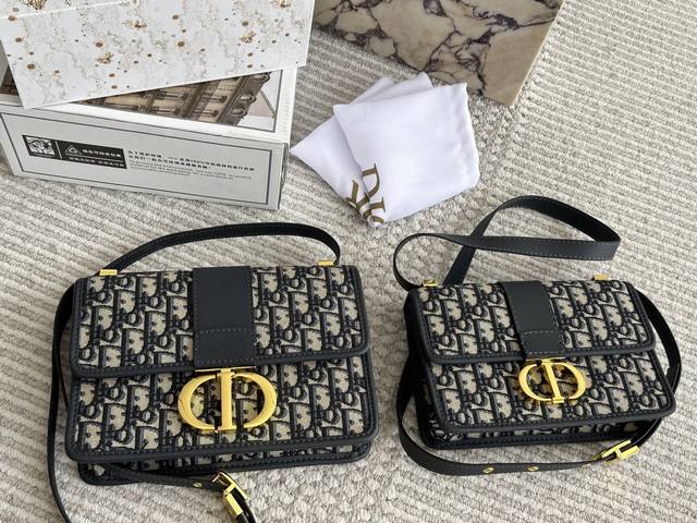 p200 150 升级版（配盒） size：24*20Cm 大 21*12Cm 小 五金升级为钢五金 深蓝色的牛皮搭配老花 是不是更高级啦！ d家 蒙田老花 全