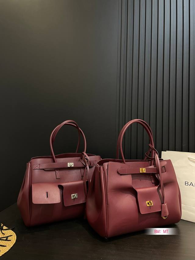 p300 卡戴珊Look|巴黎世家 甲甲卡戴珊(Kim Kardashian)套装巴黎世家家的 (铂金包Balenciaga Belair)机车过膝靴穿出了卡戴