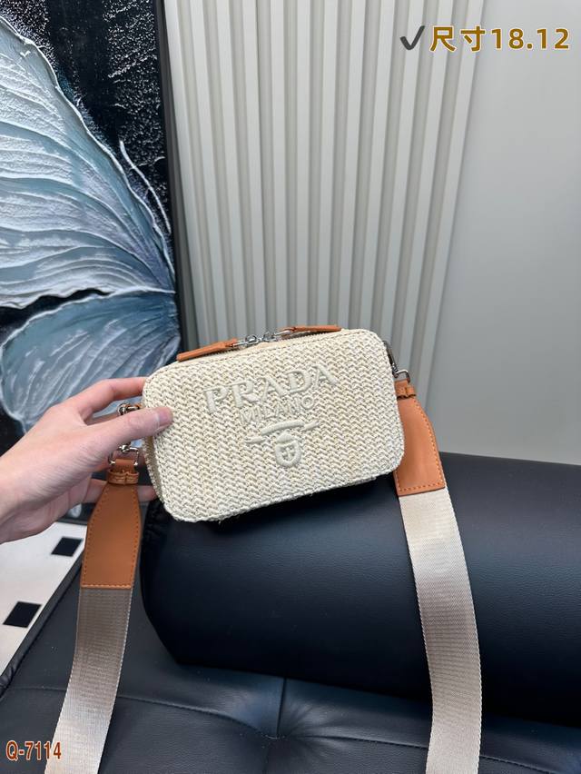 p160 普拉达Prada 相机包 高级感爆棚！质感细节都超级好一包搞定所有化妆品 尺寸18.12