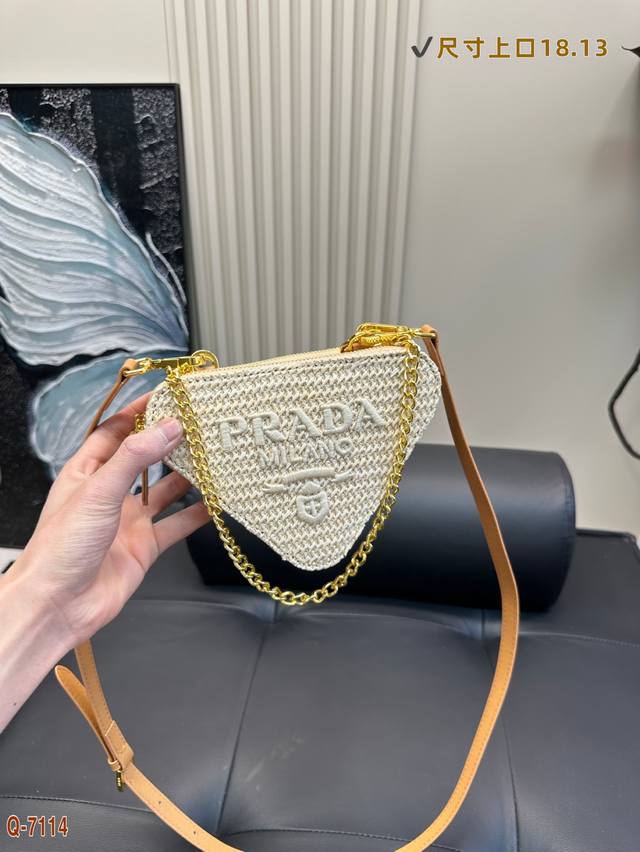 p170 普拉达Prada三角包爆款 休闲百搭轻便实用！ 上身超好看草编系列 尺寸上口18.13