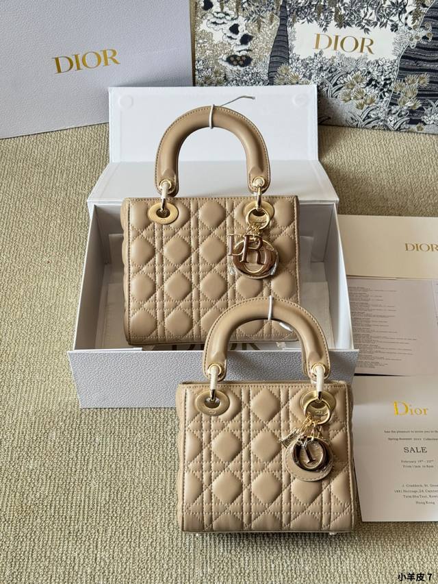 顶级 小羊皮 P230/P230 dior Lady迪奥 手袋 戴妃真的是梦中情包 周扬青同款 质感无敌显高级 优雅简约之余更显低调内敛~ 包型挺括 不会塌不会