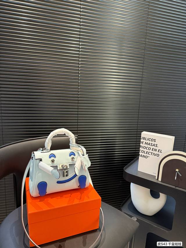 p330 复刻首发酷酷的初代千禧娃娃 千禧娃娃Kelly Doll，自从出了Picto马赛克娃娃之后，大家也开始叫它“初代娃娃” 千禧娃娃的名字得自它诞生于20