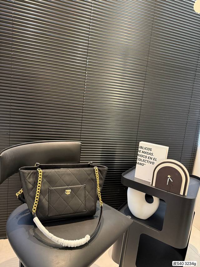 p310 香奈儿托特包 纯皮香奈儿购物袋 高级感满满的Tote配金链条的经典设计，大小刚好.喜欢高级感简单的姐妹一定要留 尺寸：25 20 货号3234