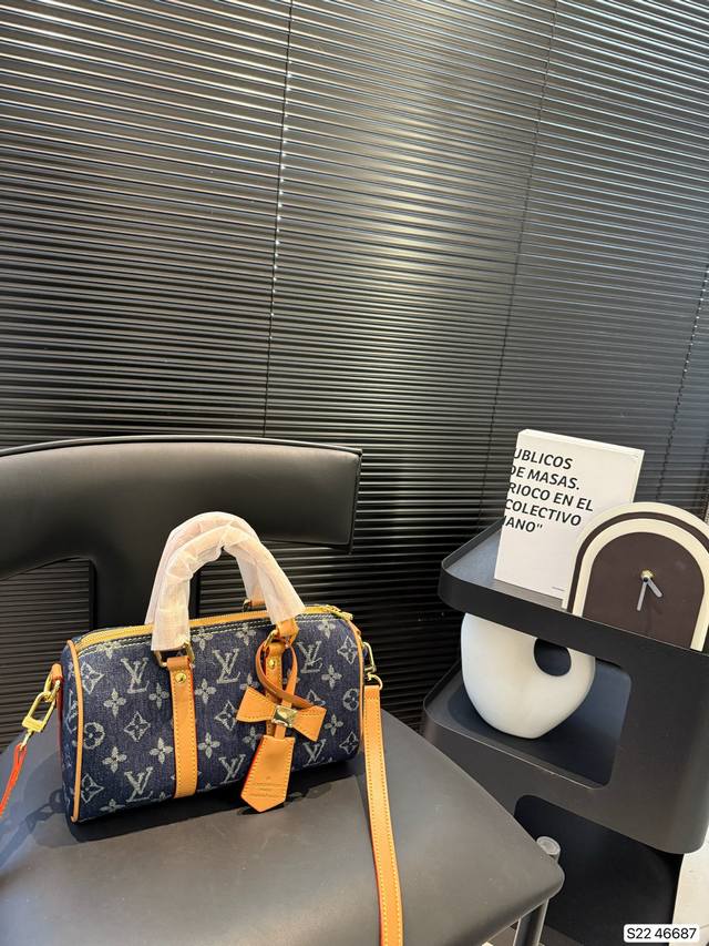 p200 Lv牛仔枕头包 又甜又酷 一整个爱住 百搭时尚 颜值超高 是每个潮酷女孩必入单品 尺寸:25 14 货号46687