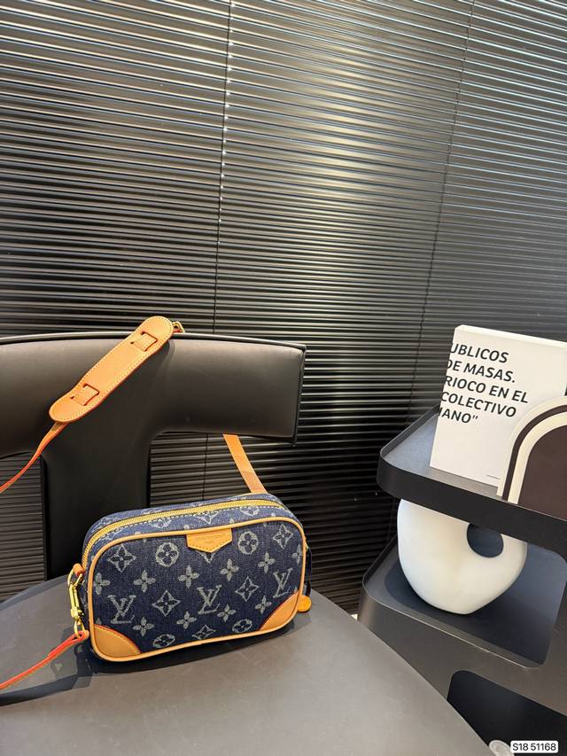 p170 Lv牛仔相机包，很酷的Lv男包来喽“斜挎包男相机包，十分时尚且年轻。斜挎也不显大当收纳空间真心不错，拿取东西时十分方便当肩带可以自由调节长度，任何身高