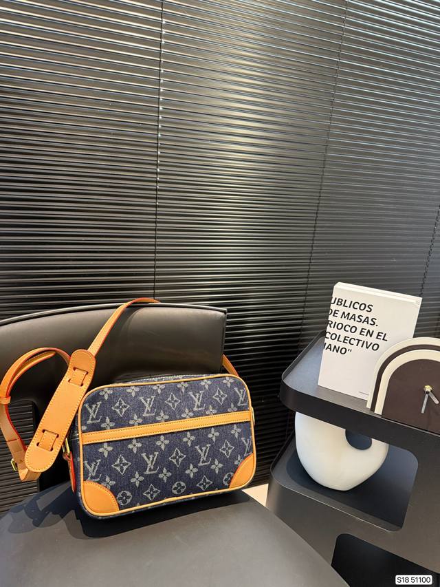 p170 Lv牛仔相机包,很酷的Lv男包来喽“斜挎包男相机包,十分时尚且年轻。斜挎也不显大当收纳空间真心不错,拿取东西时十分方便当肩带可以自由调节长度,任何身高 p170 Lv牛仔相机包,很酷的Lv男包来喽“斜挎包男相机包,十分时尚且年轻。斜挎也不显大当收纳空间真心不错,拿取东西时十分方便当肩带可以自由调节长度,任何身高