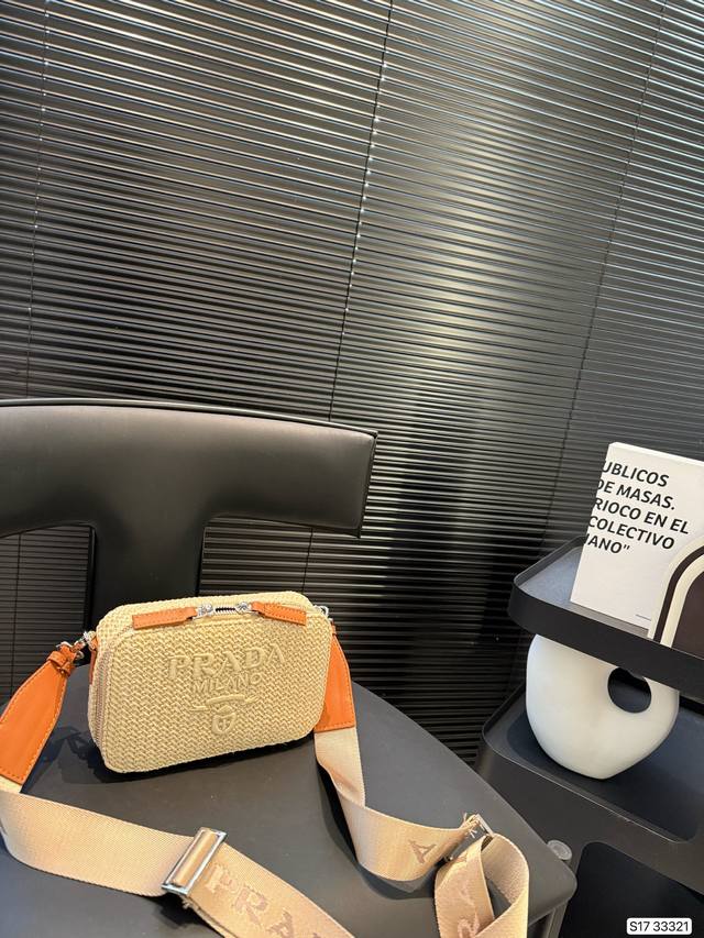 p160 普拉达编织相机包 春夏新款包，采用质朴的天然拉菲草，钩针编织，风格甜美又清新～尺寸：19 12货号33321