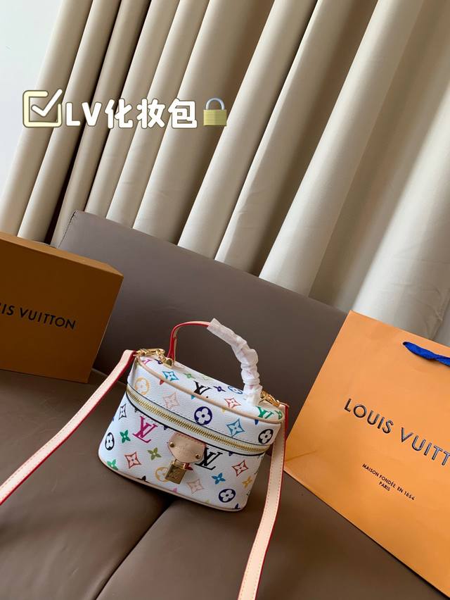 p160配折叠盒子 Lv化妆包 lv尤物人间白三彩真漂亮啊白三彩系列每一只都值得收藏，又可以搭配俏皮可爱下次想试试洒脱一点穿搭彩色老花 五彩缤纷的少女心满出来这
