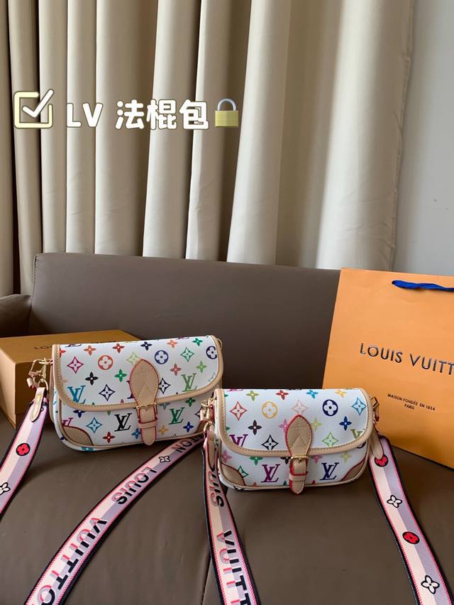 p170/P160配折叠盒子 Lv 法棍 lv尤物人间白三彩真漂亮啊白三彩系列每一只都值得收藏，又可以搭配俏皮可爱下次想试试洒脱一点穿搭彩色老花 五彩缤纷的少女