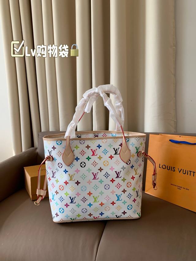 p160 新款Lv购物袋 超火的Tote托特包，日常通勤都非常可会越用越喜欢的一款，值得入手。尺寸：30*32