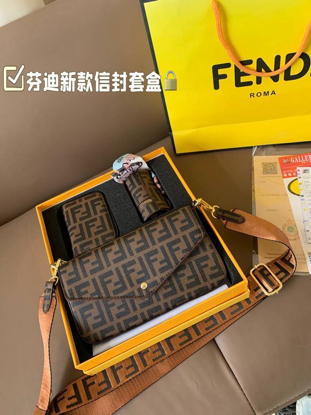 P170 芬迪新款信封包 可拆卸金属链条包 买一得三的好事再次发生了 这款三合一链条包的设计真是大惊喜，手机、证件、现金、钥匙口红等日常小物都通通能容纳 强力种
