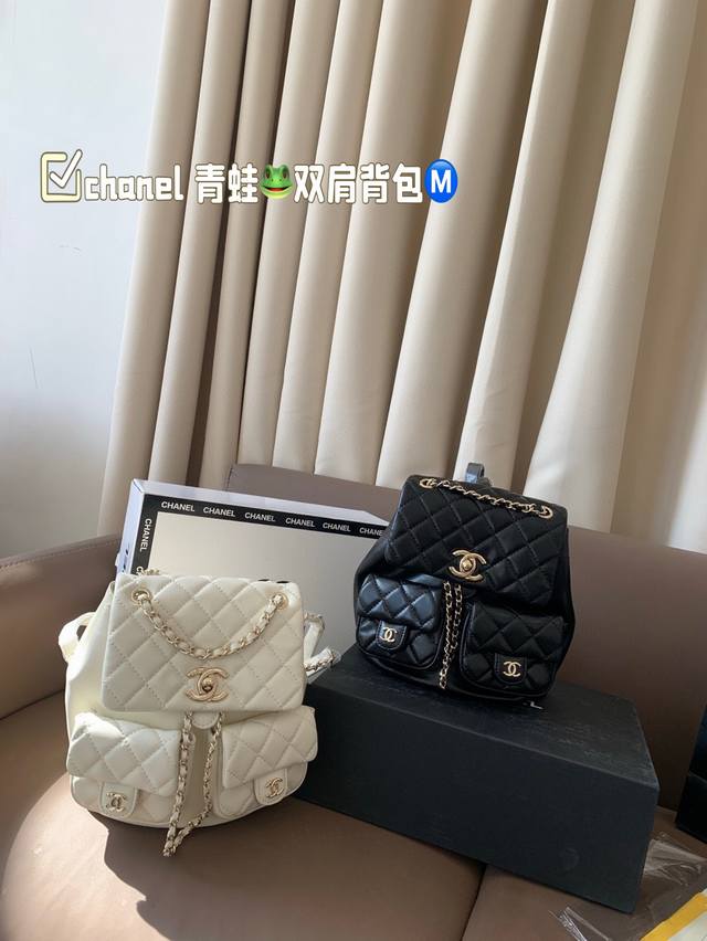p230 羊皮 原单礼盒 chanel 青蛙双肩背包 上新的时候看到 实物 就知道他要火了 现货供不应求 这一季度的王炸 解放双手的利器 尺寸20.21