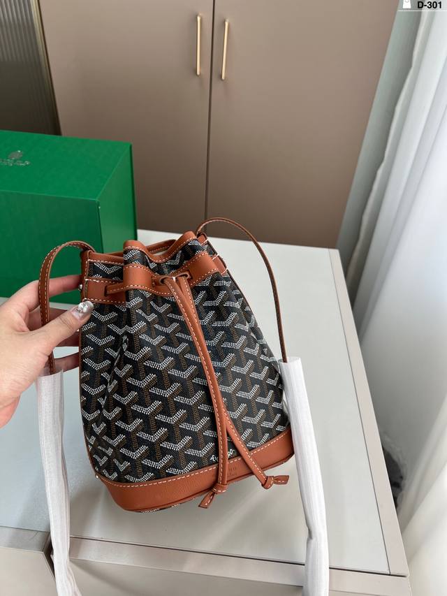 p220 戈雅Goyard 水桶包 时髦感一秒来袭 是美女们喜欢的调调~ d-301尺寸17×22 折叠盒 p220 戈雅Goyard 水桶包 时髦感一秒来袭 是美女们喜欢的调调~ d-301尺寸17×22 折叠盒
