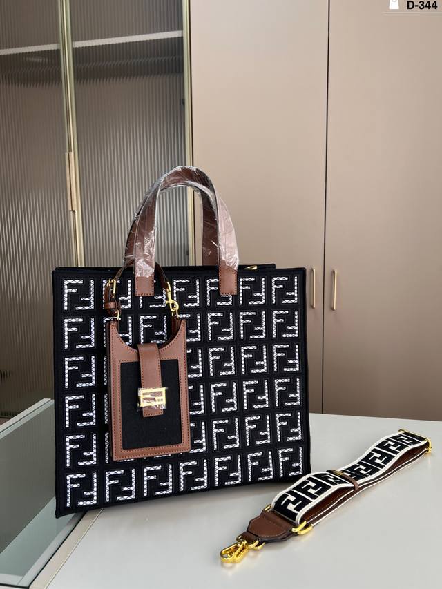 p290 芬迪 镂空托特包 拿起来超级飒 潮流百搭 时尚达人必备单品之一 d-344尺寸37×33 p290 芬迪 镂空托特包 拿起来超级飒 潮流百搭 时尚达人必备单品之一 d-344尺寸37×33