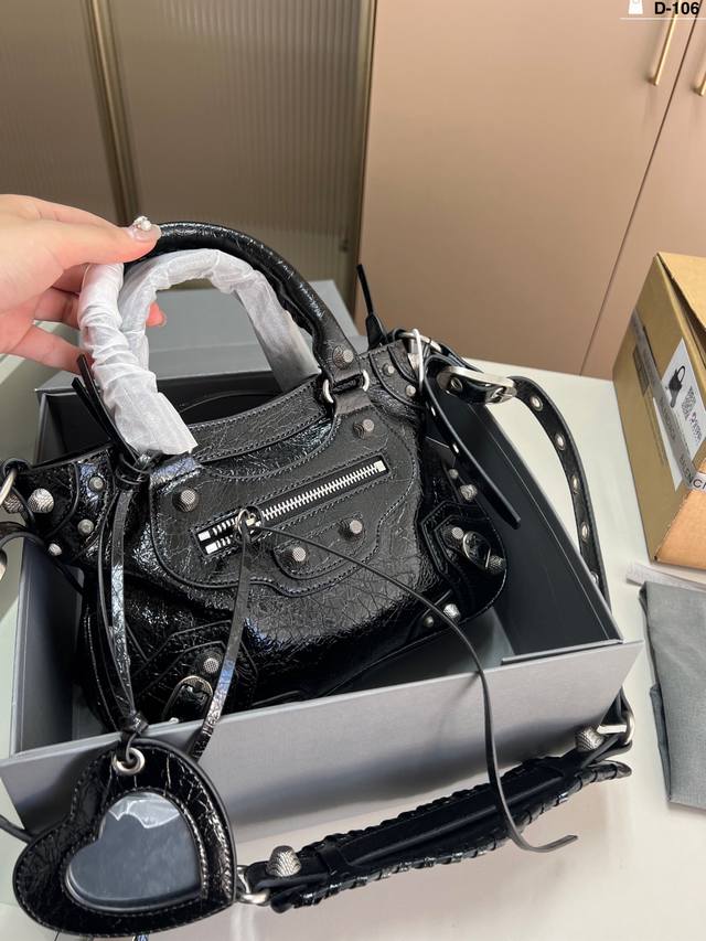 p290 巴黎世家Le Cagole 致敬经典机车包系列重磅新款王炸登场La d-106尺寸25×17折叠盒飞机盒