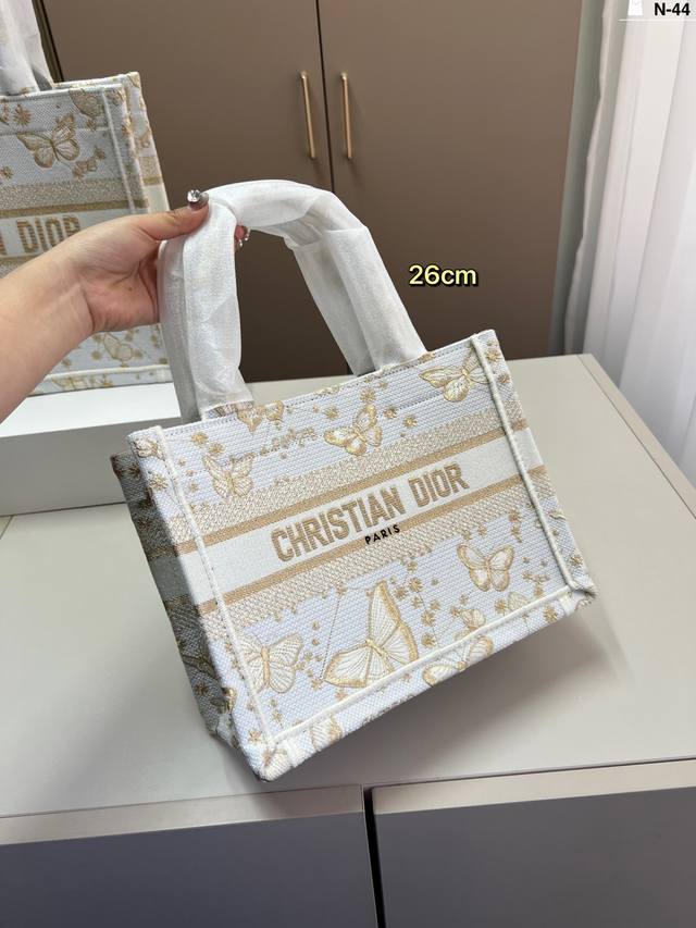 26厘米P230 dior迪奥托特包Book 容量超级大也很耐用 日常出街背它回头率百分百 n-44尺寸26×20/36×27折叠盒