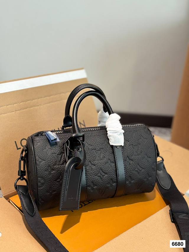 p180 配折叠盒子 Lv 走秀款 纯皮枕头包 Nano Keepall 枕头包，春夏秀款系列，这次Lv的款太可了，男女都可以背的款 ，酷酷帅帅可可爱爱～尺寸2