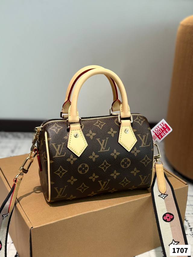 p220 配盒子 lv Speedy枕头包 火遍全球的爆款机场大包 机车女神包 明星同款 贵气而充满活力的品牌设计风格 细致而不粗糙.用完美搭配功力 衬托出你独