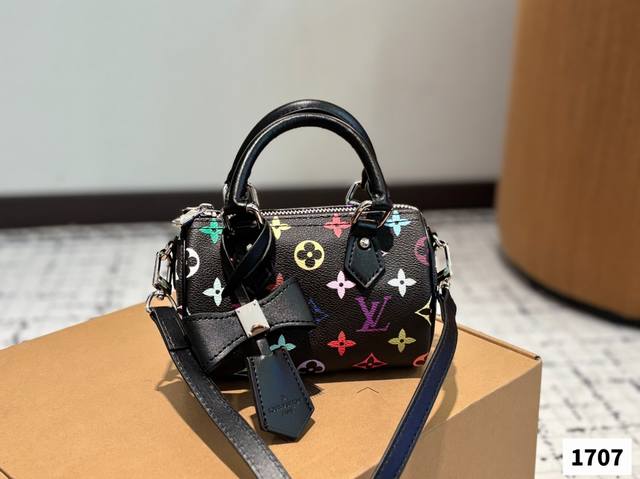 p170 16Cm（折叠盒） size：16×10 lv 路易威登Speedy Nano白彩村上隆迷你枕头包 新款的肩带可以调节拆卸； 线条精致，小巧轻便又时尚