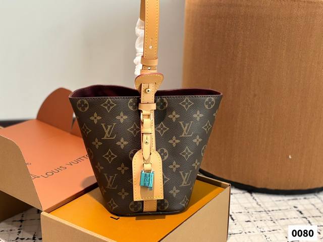 p170 配折叠盒子Lv All In Bb水桶包配内胆 lv尤物人间白三彩真漂亮啊白三彩系列每一只都值得收藏，又可以搭配俏皮可爱下次想试试洒脱一点穿搭彩色老花