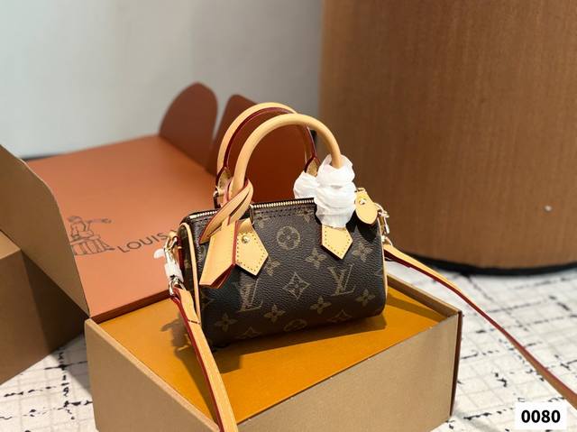 p140 配飞机盒折叠盒子Lv 枕头包 lv尤物人间白三彩真漂亮啊白三彩系列每一只都值得收藏，又可以搭配俏皮可爱下次想试试洒脱一点穿搭彩色老花 五彩缤纷的少女心