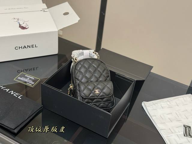 ￥290 全套包装 size：13*18Cm 香奈儿24C新款双肩包 这季炒鸡可爱的小双肩 ！看着很小容量还挺大背法也有很多种非常 Nice 黑色荔枝牛皮简直完