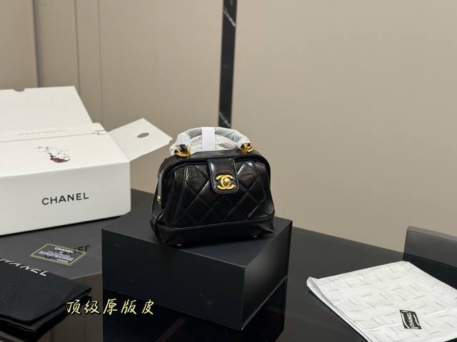 ￥250 配折叠盒 香奈儿24A医生包巨出片 这个包包巨好看，巨出片，任何穿搭都How的住，不管怎么拍都好看，油蜡皮滑滑的，手感一级棒 不过就是容量有点小，放下