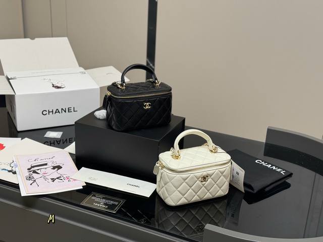 ￥220 配折叠盒飞机盒 升级品质/ size：17.11Cm chane 香奈儿 手柄化妆小盒子 出街打开能补妆 关上能拗造型