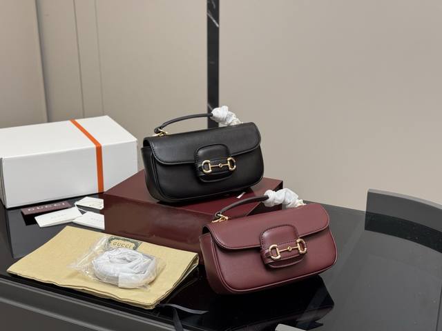 ￥220 配折叠盒飞机盒 size：22*12Cm 古奇 新款1955系列 最新版本！ 变为腋下肩带更适合四季哦！ 长肩带变为牛皮肩带更适合出游哦！不累肩！ 两