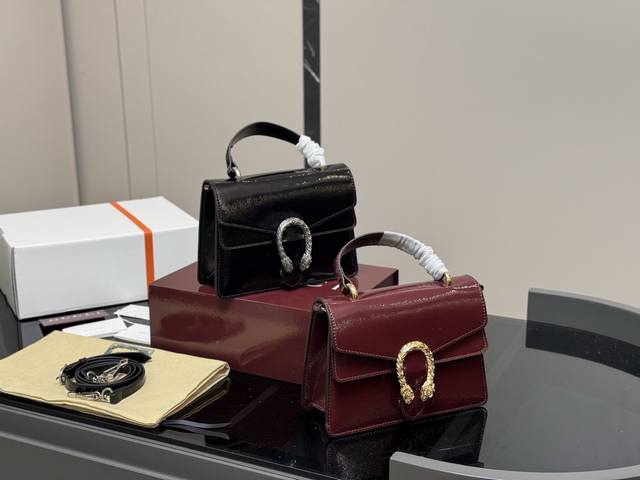 ￥240 配折叠盒飞机盒 size：25.16Cm 古奇新款酒神包 可手提可斜背！ 经典百搭，高贵时尚单品哦！