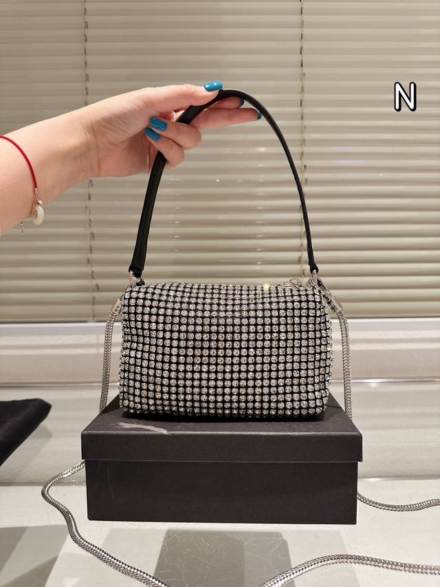 p140配盒 size：18*10Cm blingbling巨闪 aw大王水钻包 夏天太需要一个水钻包炸街啦！ 厂家还赠送长肩带… 是不是超值！！