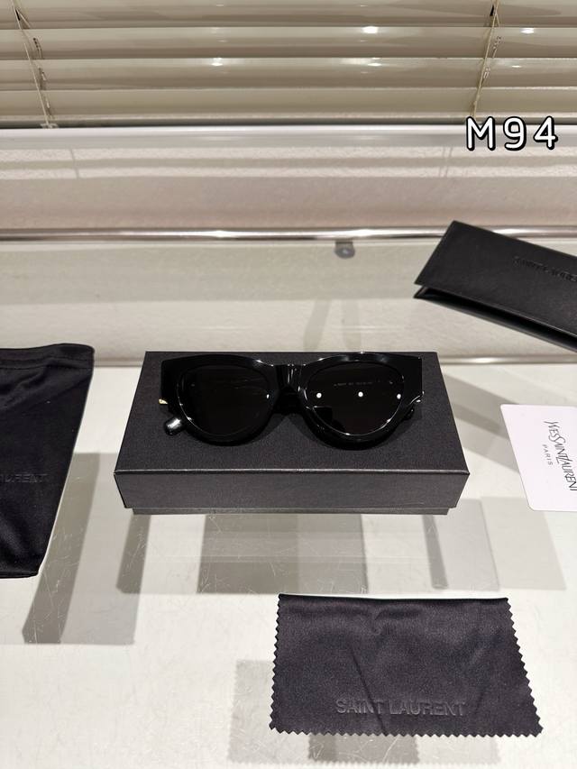 p180 ysl 罗捷女士Rose本命墨镜Rose硬照、私服都戴Ysl墨镜诶~ 活动晚礼服加持，魅惑性感、不费力就很美休闲私服.上身，又酷又飒、可盐可甜 真不愧