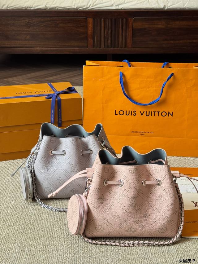 头层皮 P360 lv高版本 Bella 水桶包 手袋系列 采用Monogram镂花穿孔小牛皮塑造小巧构型,再令相同图案以袖珍比例栖身圆形零钱包,洋溢摩登风尚。