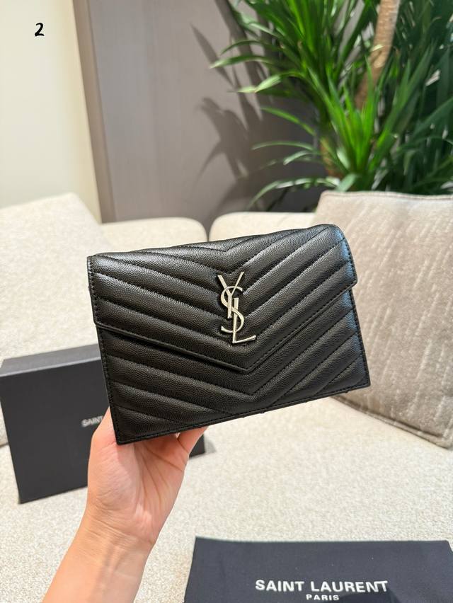 p210 经典款Vs新款Ysl信封包易圣罗 兰链条包 实用又经典的圣罗 兰链条包~Ysl鱼子酱信封包经典款的V纹很耐看@● 新款的菱格 十V纹更有 视觉冲击 翻