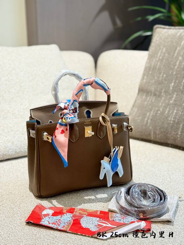 p390 爱马仕Birkin25 爱马仕Birkin25:奢华与优雅的极致象征 birkin25，作为爱马仕家族中最具代表性的包款之一，无疑是时尚界的传奇。它以