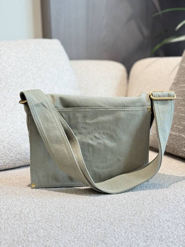 p200 香奈儿Chanel购物袋 香奈儿Chanel购物袋独家实拍新品香 奈儿购物袋°大香香专柜热销爆款秋冬走秀款E最新面料，柔软舒适，质量超赞喜欢的美妞抓紧